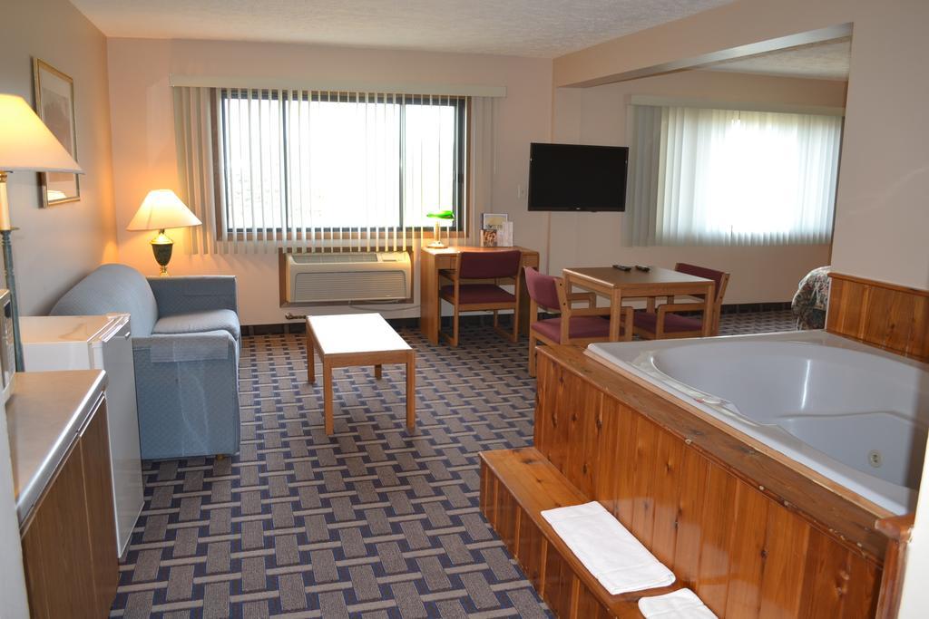 Sky Lodge Inn & Suites - Delavan Exteriör bild