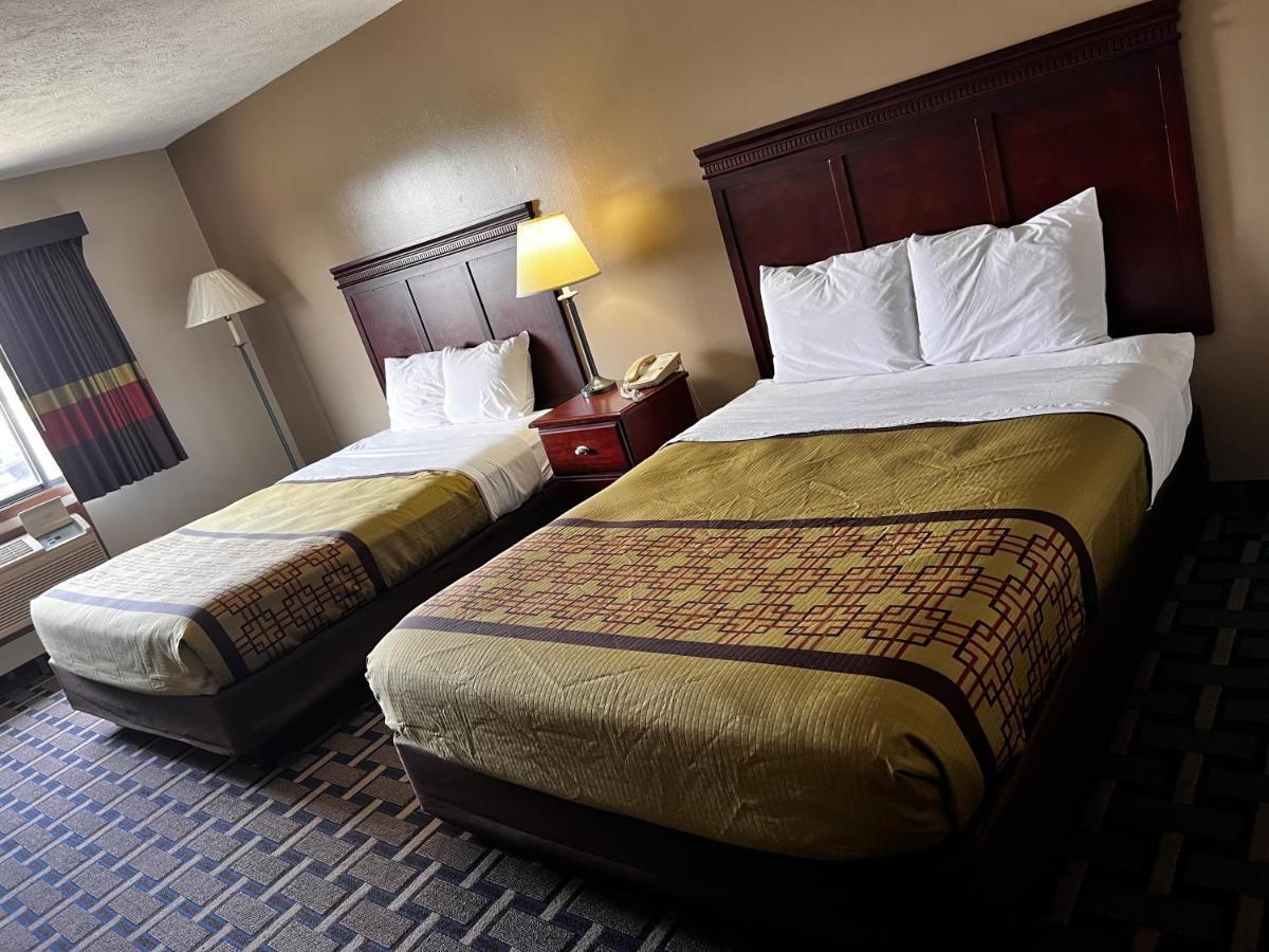 Sky Lodge Inn & Suites - Delavan Exteriör bild