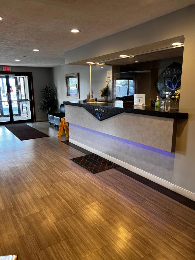 Sky Lodge Inn & Suites - Delavan Exteriör bild