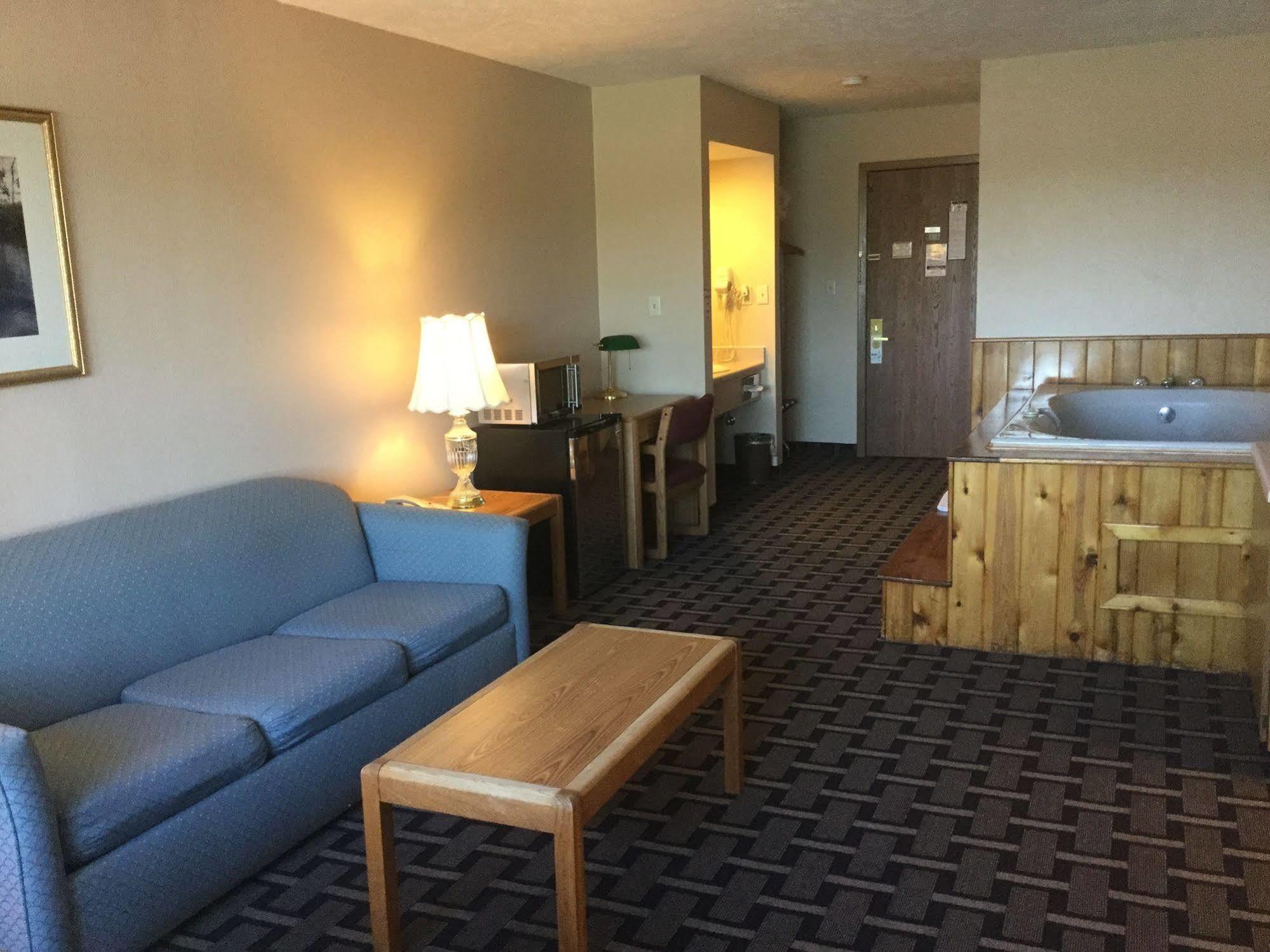 Sky Lodge Inn & Suites - Delavan Exteriör bild