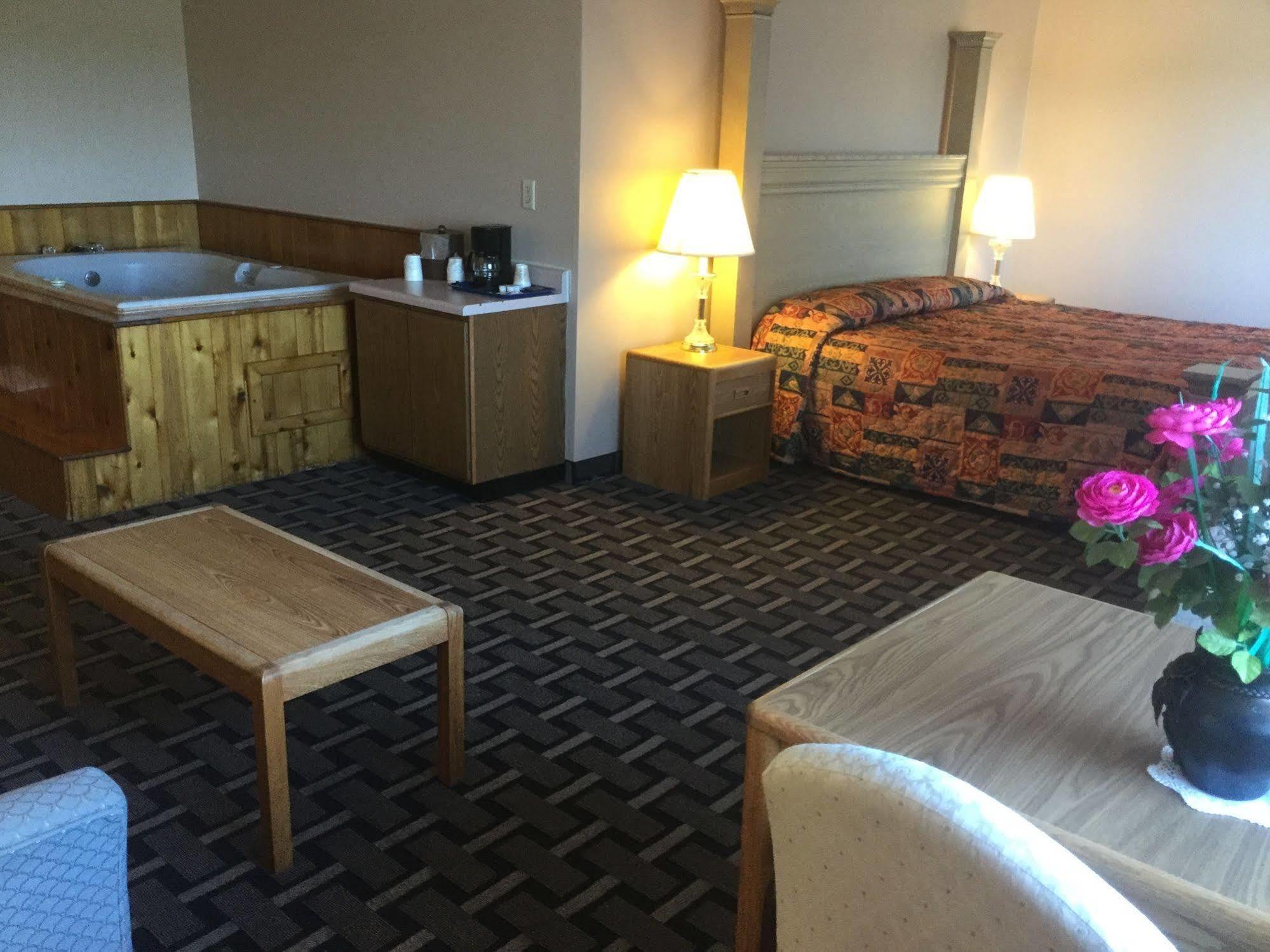 Sky Lodge Inn & Suites - Delavan Exteriör bild