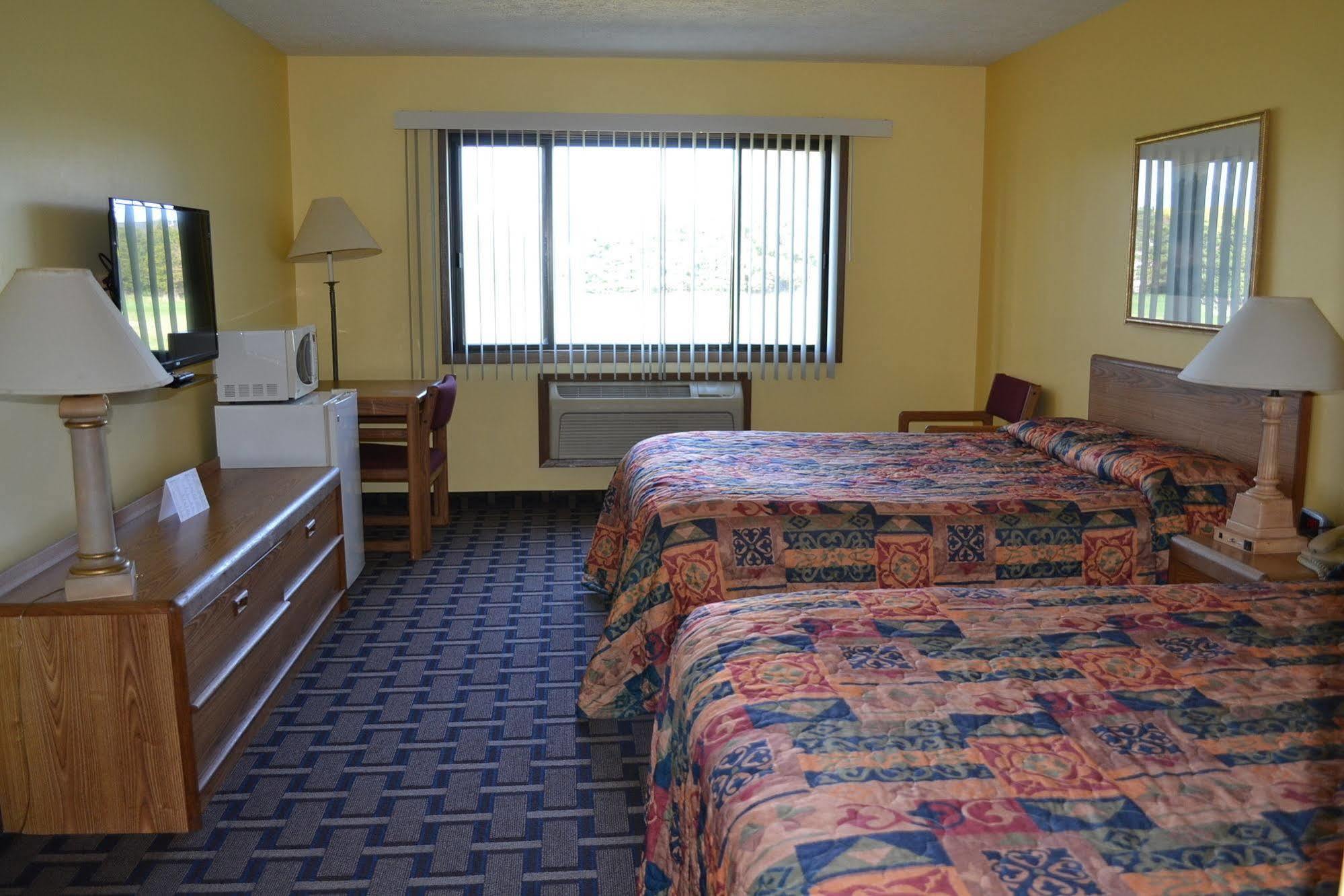 Sky Lodge Inn & Suites - Delavan Exteriör bild