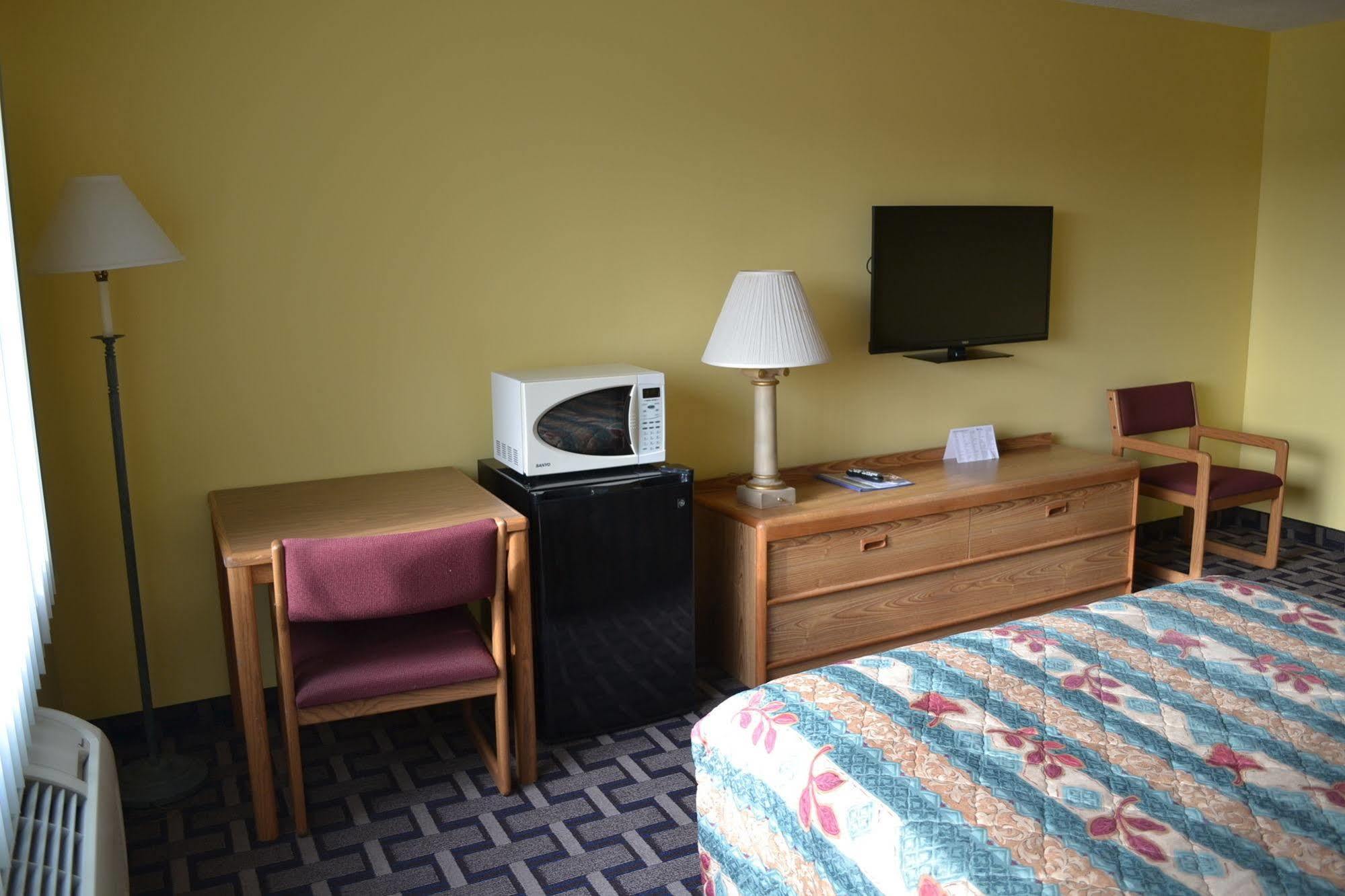 Sky Lodge Inn & Suites - Delavan Exteriör bild